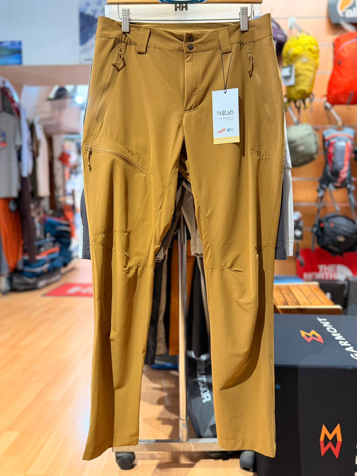 Pantalon technique jaune présenté en magasin